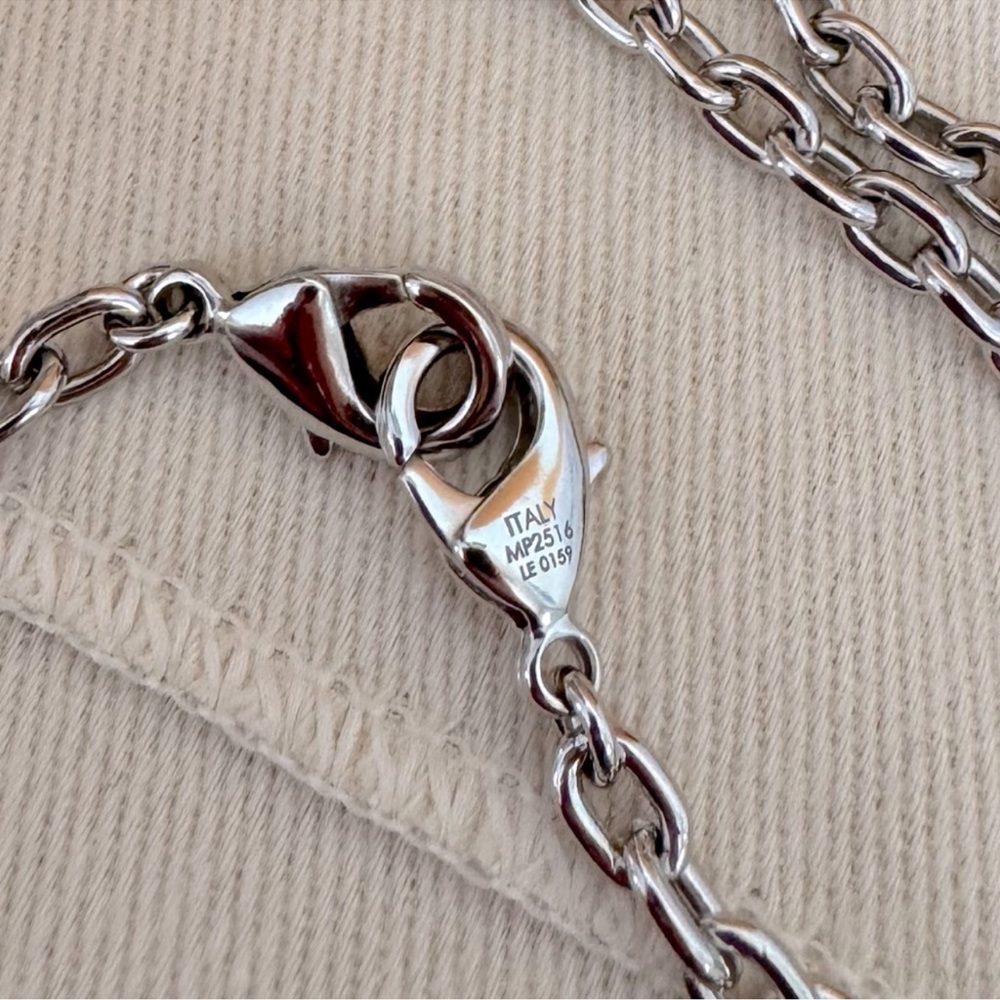 NEW LOUIS VUITTON Limited
Edition Monogram Pop Lipstick Case on Chain - Picture 9 of 9